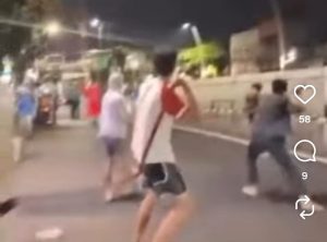 FOTO : Layar tangkap video tawuran yang diduga terjadi di depan Polres Metro Jakarta Timur (@warungjurnalis)