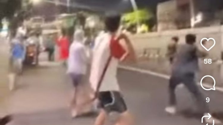 FOTO : Layar tangkap video tawuran yang diduga terjadi di depan Polres Metro Jakarta Timur (@warungjurnalis)