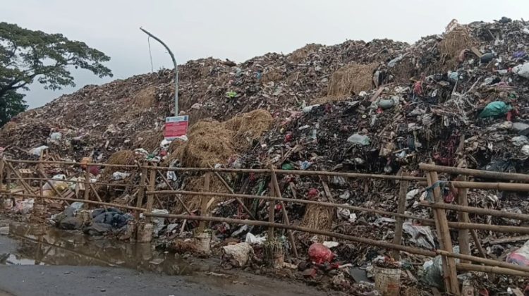 Sampah Lima Meter di Pasar Kramat Jati Picu Keluhan Pedagang