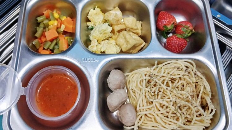 Diduga Keracunan Spageti MBG, Siswa dan Orang Tua di Duren Sawit Tumbang