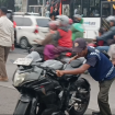 Juru parkir tengah menata kendaraan pengunjung yang terparkir di Jalan Mayjen Sutoyo, Jakarta Timur /sentananews.com