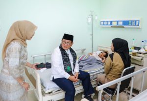 FOTO : Gubernur DKI Jakarta Pramono Anung saat menjenguk siswa yang keracunan Makan Bergizi Gratis (MBG) di Rumah Sakit Khusus Daerah (RSKD) Duren Sawit, Jakarta Timur, pada Sabtu (4/4)/Humas Pemprov DKI
