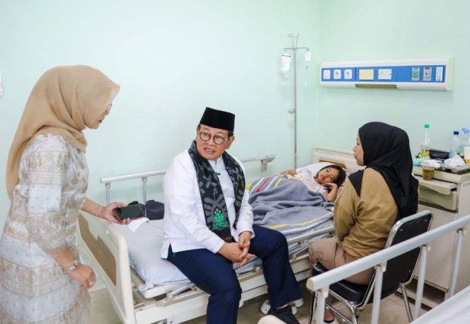 
					FOTO : Gubernur DKI Jakarta Pramono Anung saat menjenguk siswa yang keracunan Makan Bergizi Gratis (MBG) di Rumah Sakit Khusus Daerah (RSKD) Duren Sawit, Jakarta Timur, pada Sabtu (4/4)/Humas Pemprov DKI