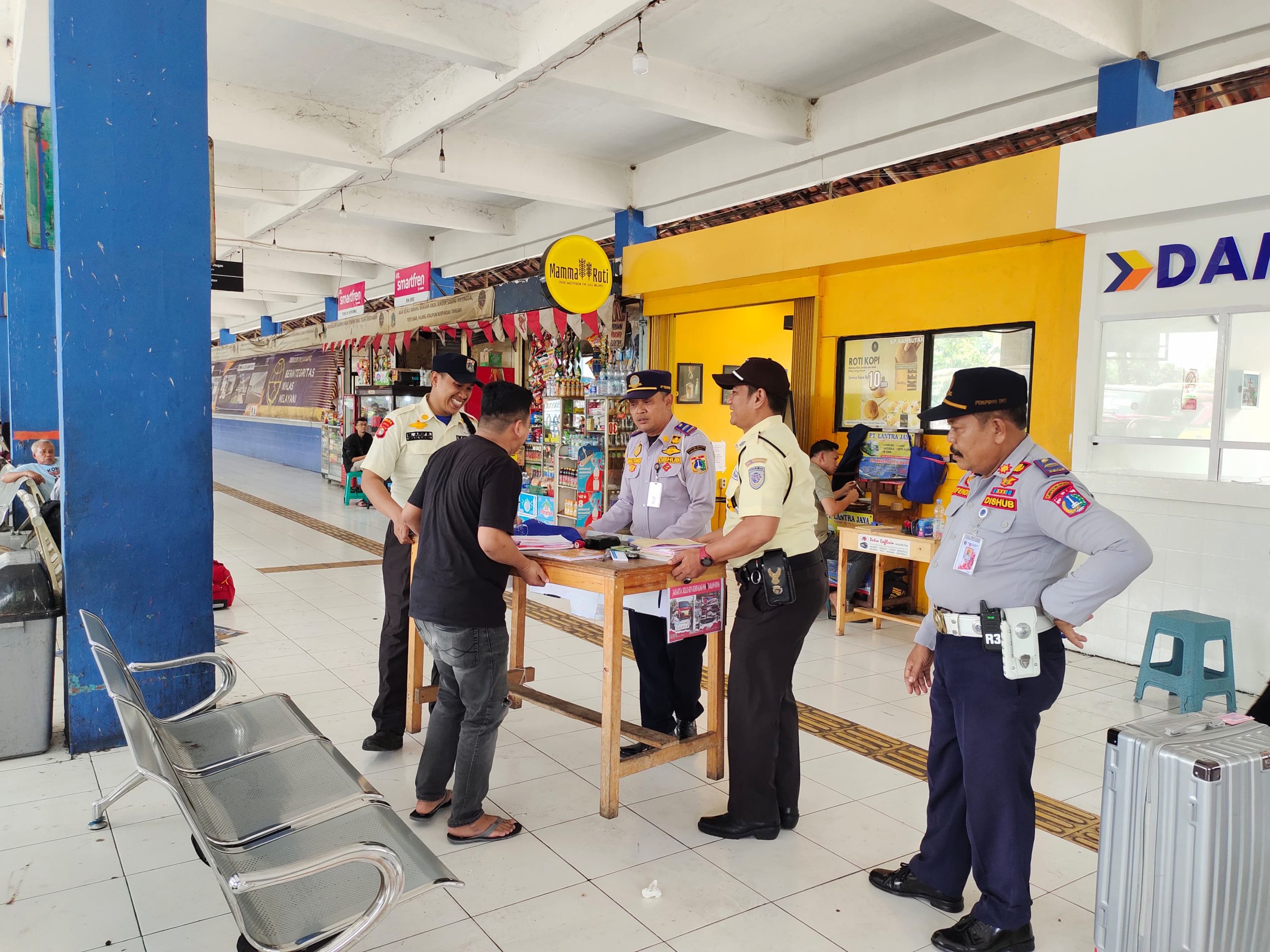 Loket Bayangan di Terminal Kampung Rambutan Ditertibkan 
