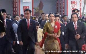 Berjas dan Berdasi Merah, Gibran Hadir di Sidang Tahunan MPR