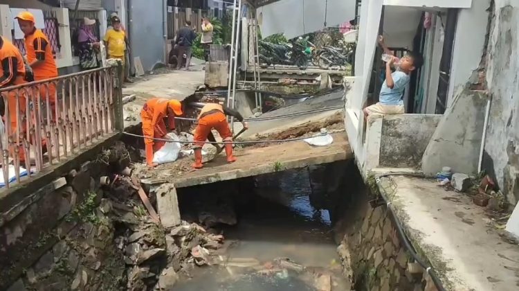 Dua Jembatan Warga di Matraman Ambruk Akibat Turap Longsor