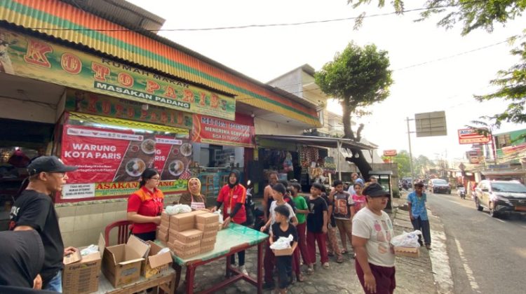 Alfamart Gandeng Warteg, Ribuan Paket Buka Puasa Dibagikan