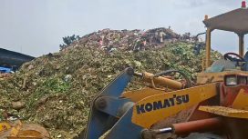 FOTO : Sudin LH Jaktim mulai mengangkut gunungan sampah setinggi lima meter di Pasar Induk Kramat Jati/sentananews.com