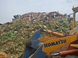 FOTO : Sudin LH Jaktim mulai mengangkut gunungan sampah setinggi lima meter di Pasar Induk Kramat Jati/sentananews.com