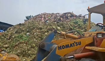 FOTO : Sudin LH Jaktim mulai mengangkut gunungan sampah setinggi lima meter di Pasar Induk Kramat Jati/sentananews.com