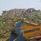 FOTO : Sudin LH Jaktim mulai mengangkut gunungan sampah setinggi lima meter di Pasar Induk Kramat Jati/sentananews.com