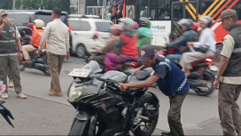 Juru parkir tengah menata kendaraan pengunjung yang terparkir di Jalan Mayjen Sutoyo, Jakarta Timur /sentananews.com