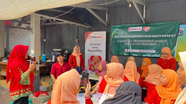 Peringati Hari Lingkungan Hidup, Alfamidi Bekasi Latih Warga Olah Jelantah Jadi Sabun