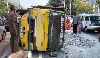 Truk Muat Hebel Terguling di Jaktim, Ban Depan Meledak