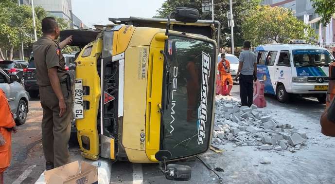 Truk Muat Hebel Terguling di Jaktim, Ban Depan Meledak